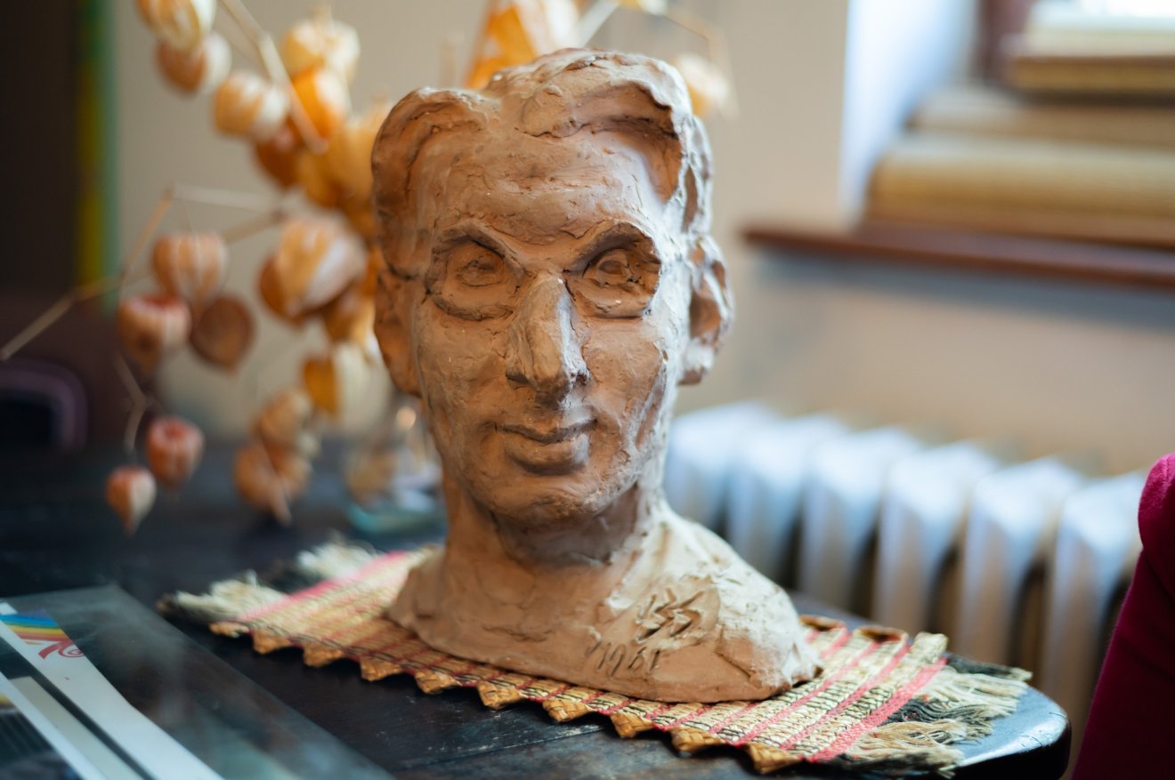 Bajor Andorról készült portréfej &bullet;  Fotó: Erdélyi Magyar Írók Ligája/Facebook