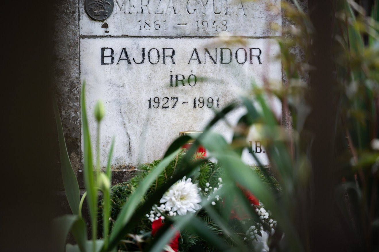 Bajor Andor (Nagyvárad, 1927. szept. 30. ̶ Debrecen, 1991. január 24.) szerkesztő, kritikus, prózaszerző sírja a Házsongárdi temetőben &bullet;  Fotó: Erdélyi Múzeum-Egyesület /Facebook