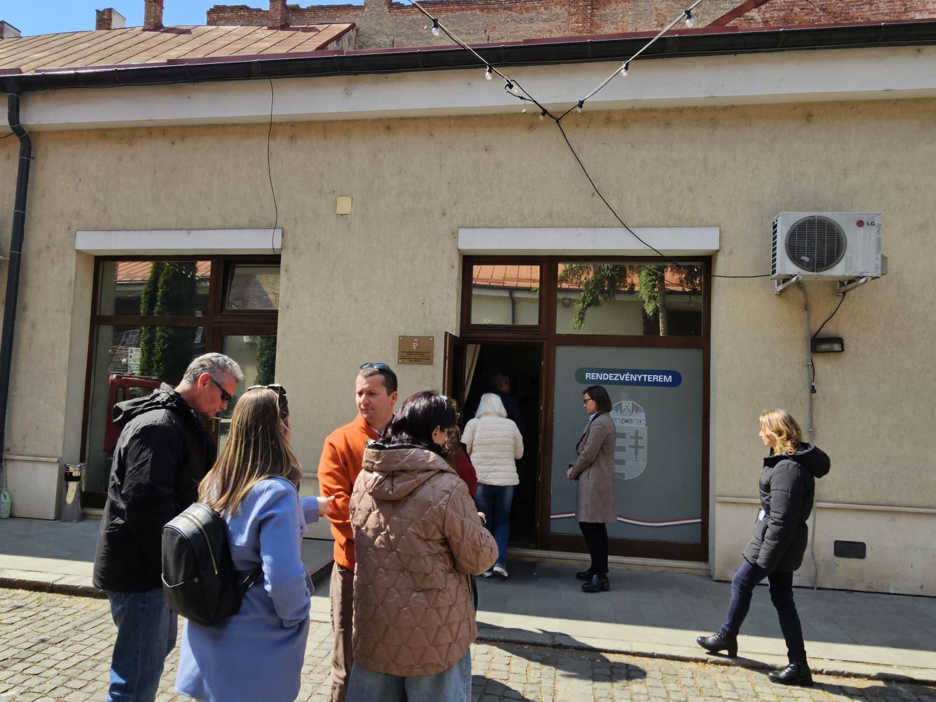 A magyarországi lakcímmel rendelkezők a főkonzulátus udvarán található rendevényteremben voksolhatnak &bullet;  Fotó: Rostás Szabolcs