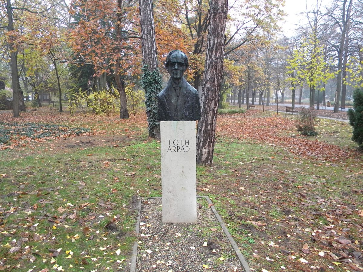 A költő szobra a debreceni Nagyerdőben &bullet;  Fotó: Pataky Lehel Zsolt