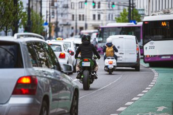 Könnyítés a motorosoknak: használhatják a buszsávot, előregurulhatnak a dugóban