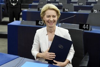 Ursula von der Leyen leplezetlen örömmel fogadta a magyarországi kormányváltást