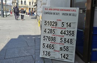 Lejtmenetben a lej a politikai válság miatt, újra 5,1 lej felett az euró árfolyama