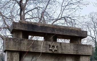 Izrael bukaresti nagykövetsége elítélte a szászrégeni zsidó temetőben történt sírgyalázást