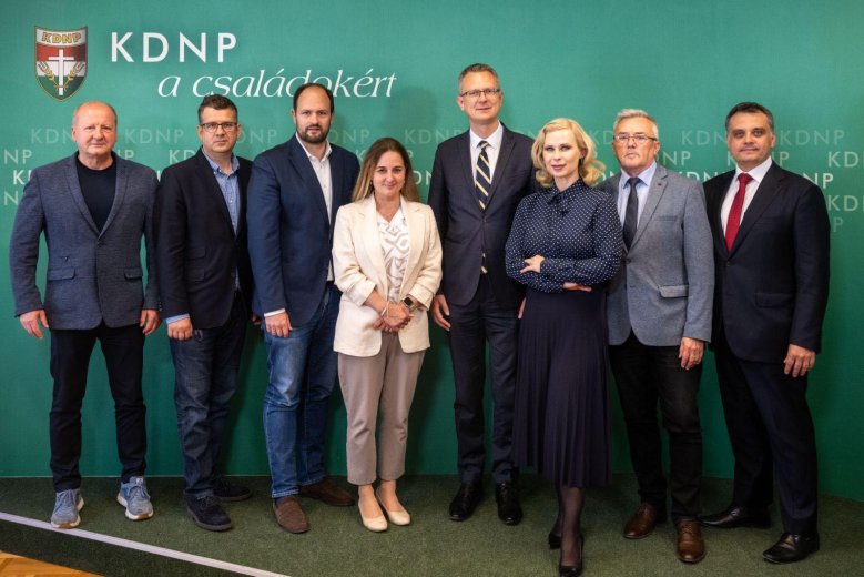 Nagy hiányzókkal megalakult a Fidesz és a KDNP frakciója is
