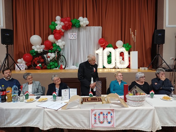 „Mindent ugyanúgy csinálnék, csak egy kicsit többet.” Százéves a kisiratosiak „Tanárbácsija”, Benedek Sándor