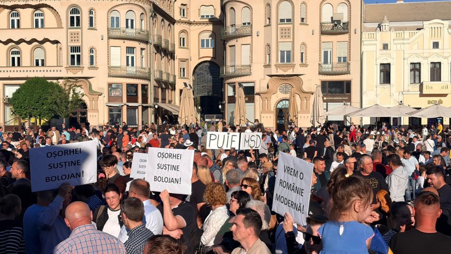 „Hajrá, Bolo!” Ezrek álltak ki a miniszterelnök mellett a váradi tüntetésen