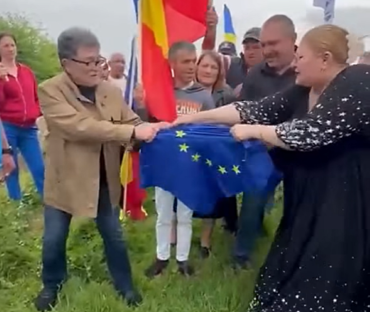 Diana Șoșoacă széttépte az EU zászlaját, majd „részt kért Európából”