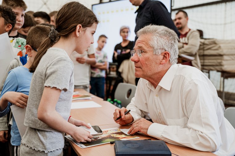 Több száz magyar és román gyermek skandálta Bölöni László nevét Kolozsváron