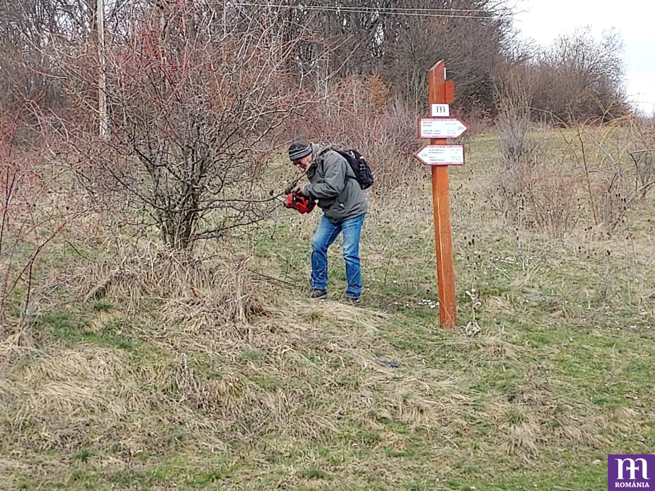 Az önkéntesek a hidegebb időben sem pihentek, jelzésekkel látták el a Mária-utat &bullet;  Fotó: Romániai Mária Út Egyesület/Facebook