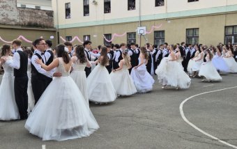 Megható pillanatok a báthorys szalagavatón
