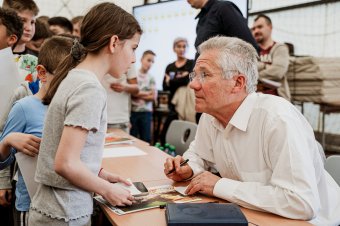 Több száz magyar és román gyermek skandálta Bölöni László nevét Kolozsváron