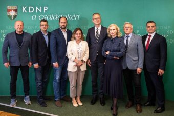 Nagy hiányzókkal megalakult a Fidesz és a KDNP frakciója is