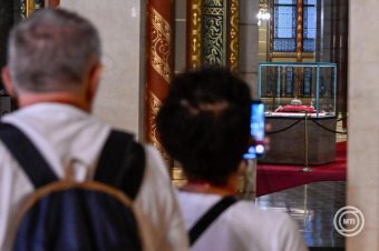 Elutasított javaslat: mégsem viszik be a Szent Koronát az Országház plenáris ülésteremébe az eskütételre