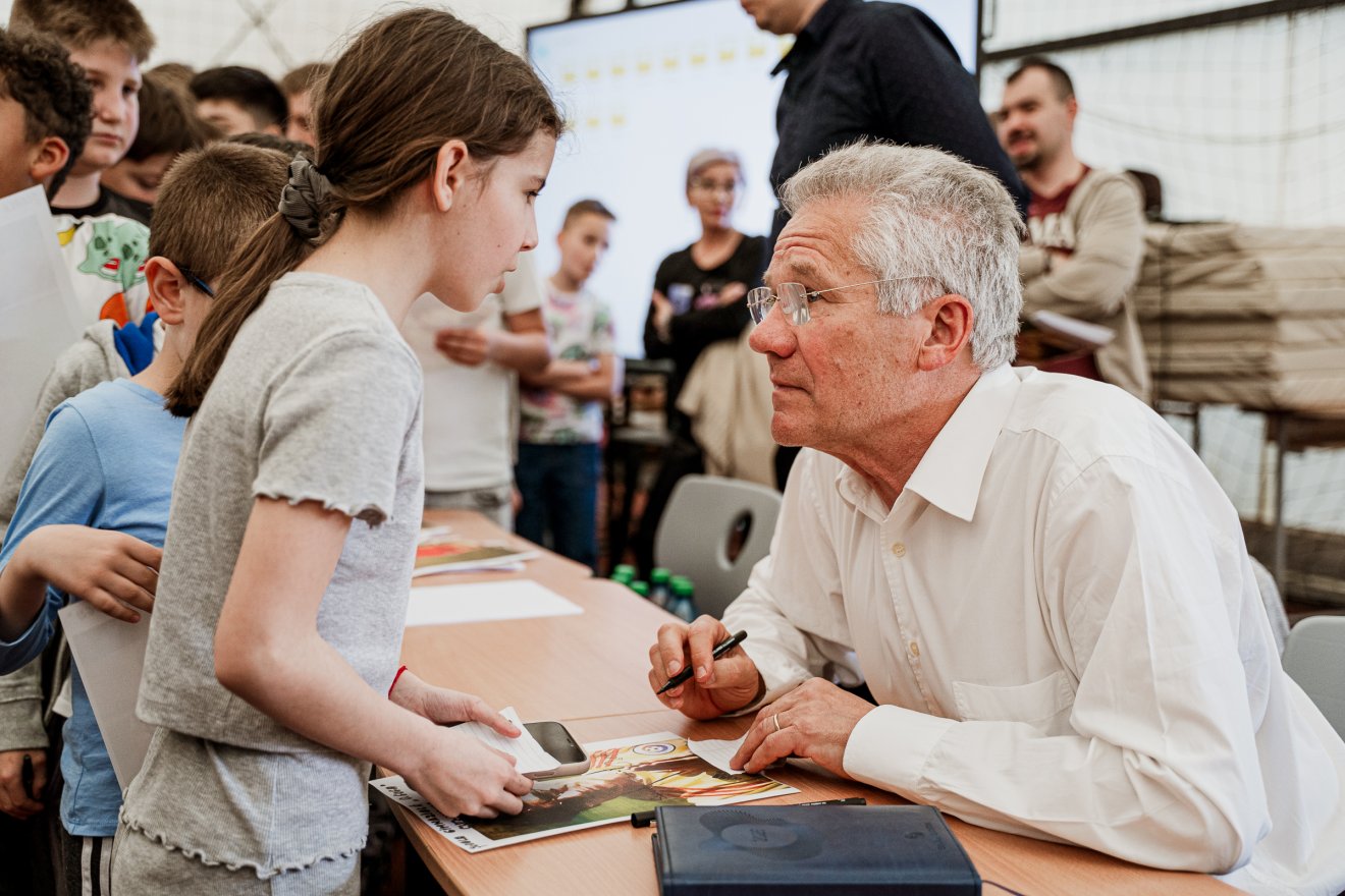 Több száz magyar és román gyermek skandálta Bölöni László nevét Kolozsváron