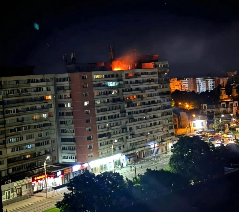 Romániai panelházba csapódott egy orosz drón, egy lakásban tűz keletkezett