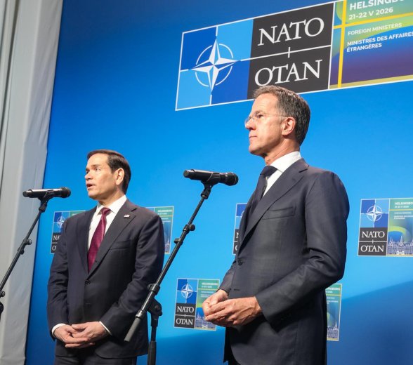 Amerika most éppen azzal nyugtatja Európát, hogy nem hagyja magára katonailag