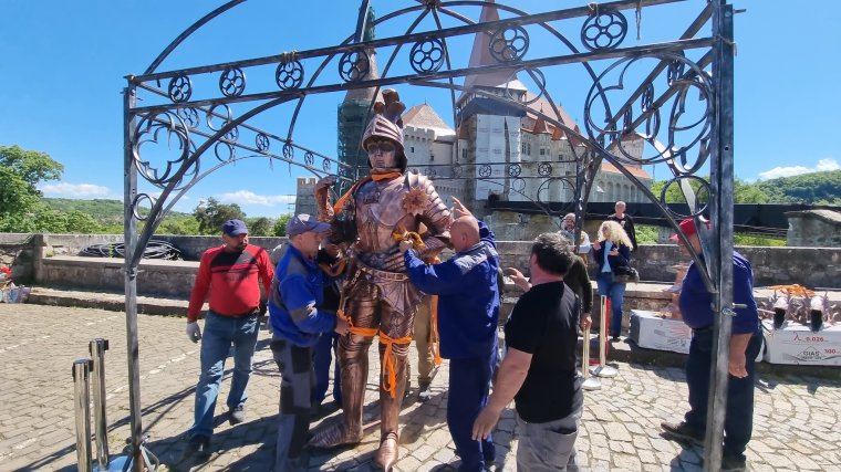 Farkasszemet nézhetünk Hunyadi Jánossal, mielőtt visszakerül a vár fokára