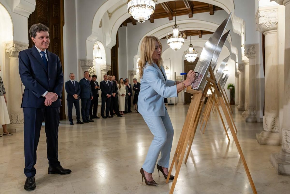 A világhírű tornász aláírta a képeket &bullet;  Fotó: presidency.ro