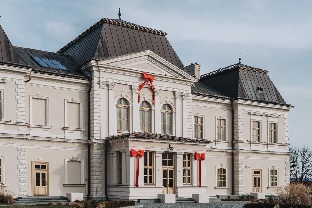 A válaszúti Bánffy-kastélynál magyar nyelvű tárlatvezető is várja a turistákat