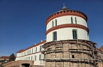 Vissza a középkorba: ősszel részlegesen látogatható lesz a borosjenői vár