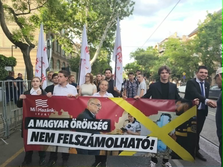 Szolidaritási tüntetést tartottak a budapesti román nagykövetség előtt a nagyváradi premontrei apát mellett