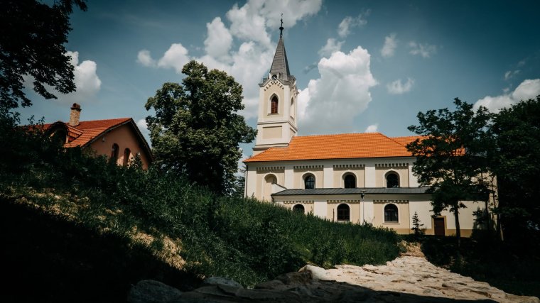 Megújult az egykori apátsági épület és templom, elkészült a zarándokközpont Szentjobbon