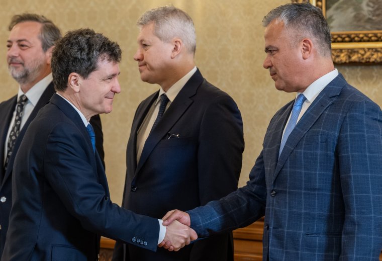 Ultimátumot kapott Adrian Veștea a liberálisaitól, Nicușor Dan kormányfőjelöltje nem tágít