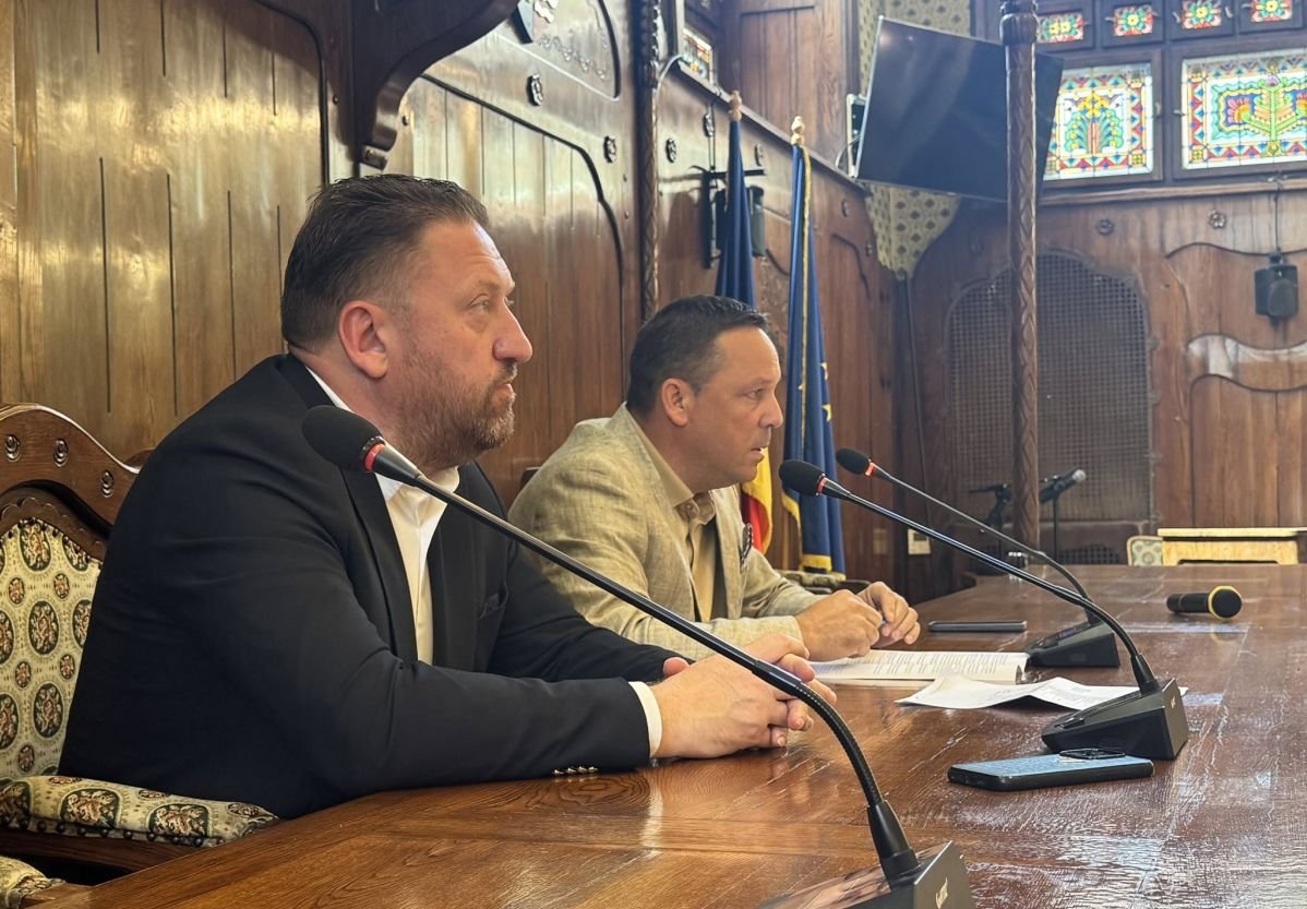 Barabási Antal Szabolcs prefektus és Nagy Péter Tamás állategészségügyi igazgató jelentette be a korlátozást &bullet;  Fotó: Facebook/Maros Megyei Prefektúra