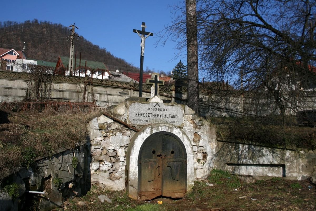 A kereszthegyi Lobkowitz-altárna bejárata néhány évvel ezelőtt, amikor még helyükön álltak a keresztek &bullet;  Fotó: Facebook/Dávid Lajos