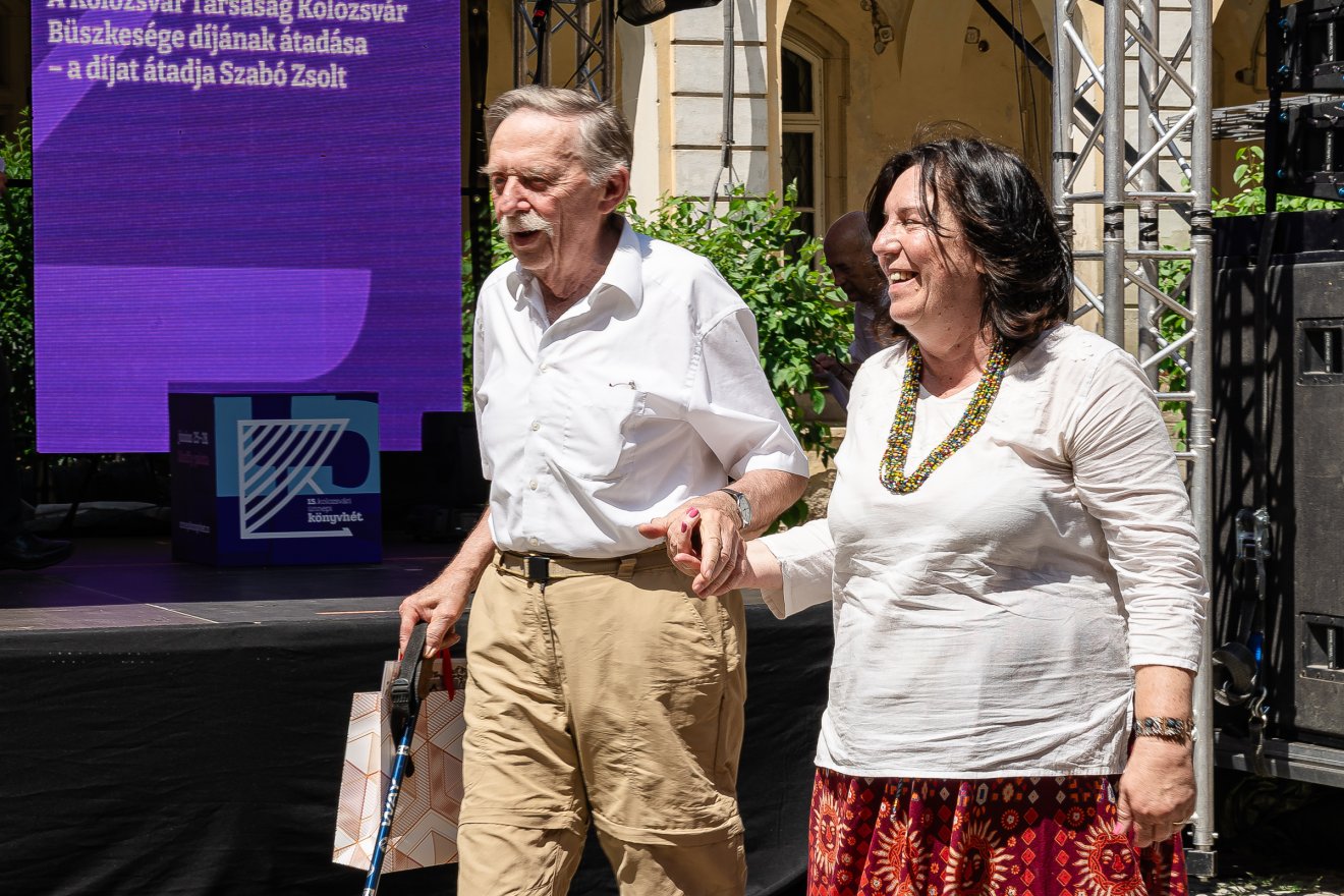 László Miklós fényképész kapta a Kolozsvár Büszkesége díjat, mellette a Kolozsvár Társaság képviseletében Veress Enikő &bullet;  Fotó: Orbán Orsolya