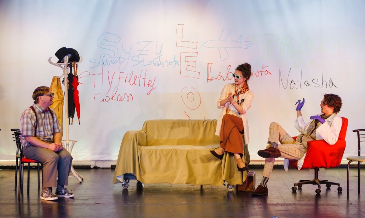 A Csoportterápia bemutatóját május derekán tartották, a próbafolyamat kezdeti nehézségein átlendülve már jól ment &bullet;  Fotó: Facebook/Teatrul Național Satiricus Ion Luca Caragiale