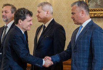 Ultimátumot kapott Adrian Veștea a liberálisaitól, Nicușor Dan kormányfőjelöltje nem tágít