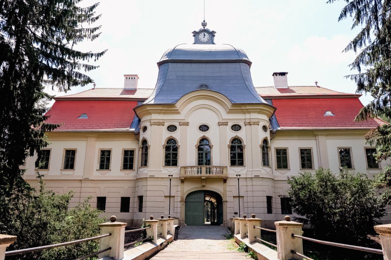 Új fejezet kezdődik a gernyeszegi Teleki-kastély történetében. Gróf Teleki Kálmán felújításról, nemesi örökségről a Krónikának