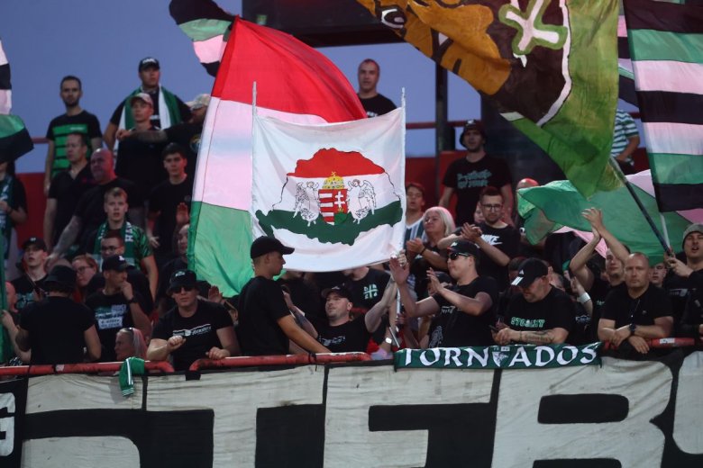 Nagy-Magyarország zászlót lobogtattak a Ferencváros szurkolói, felháborodtak Újvidéken