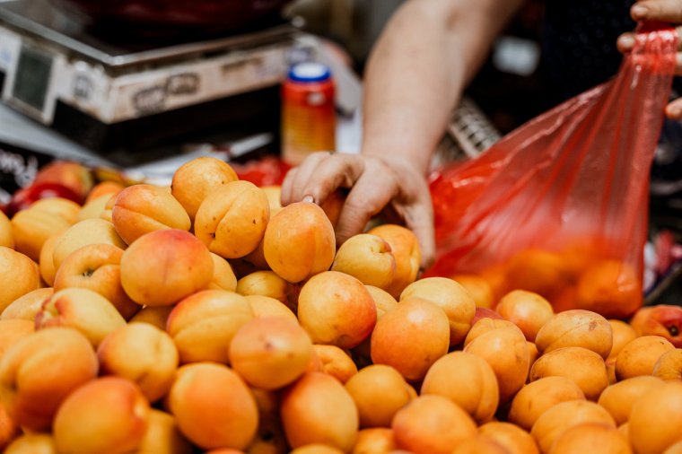 Piac vagy szupermarket? Meglepő különbségek a nyári zöldségek és gyümölcsök árában