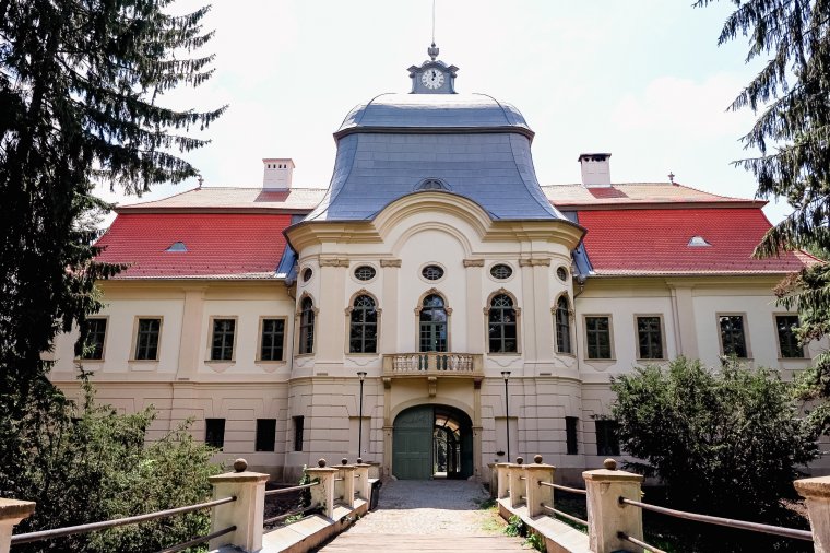 Új fejezet kezdődik a gernyeszegi Teleki-kastély történetében. Gróf Teleki Kálmán felújításról, nemesi örökségről a Krónikának