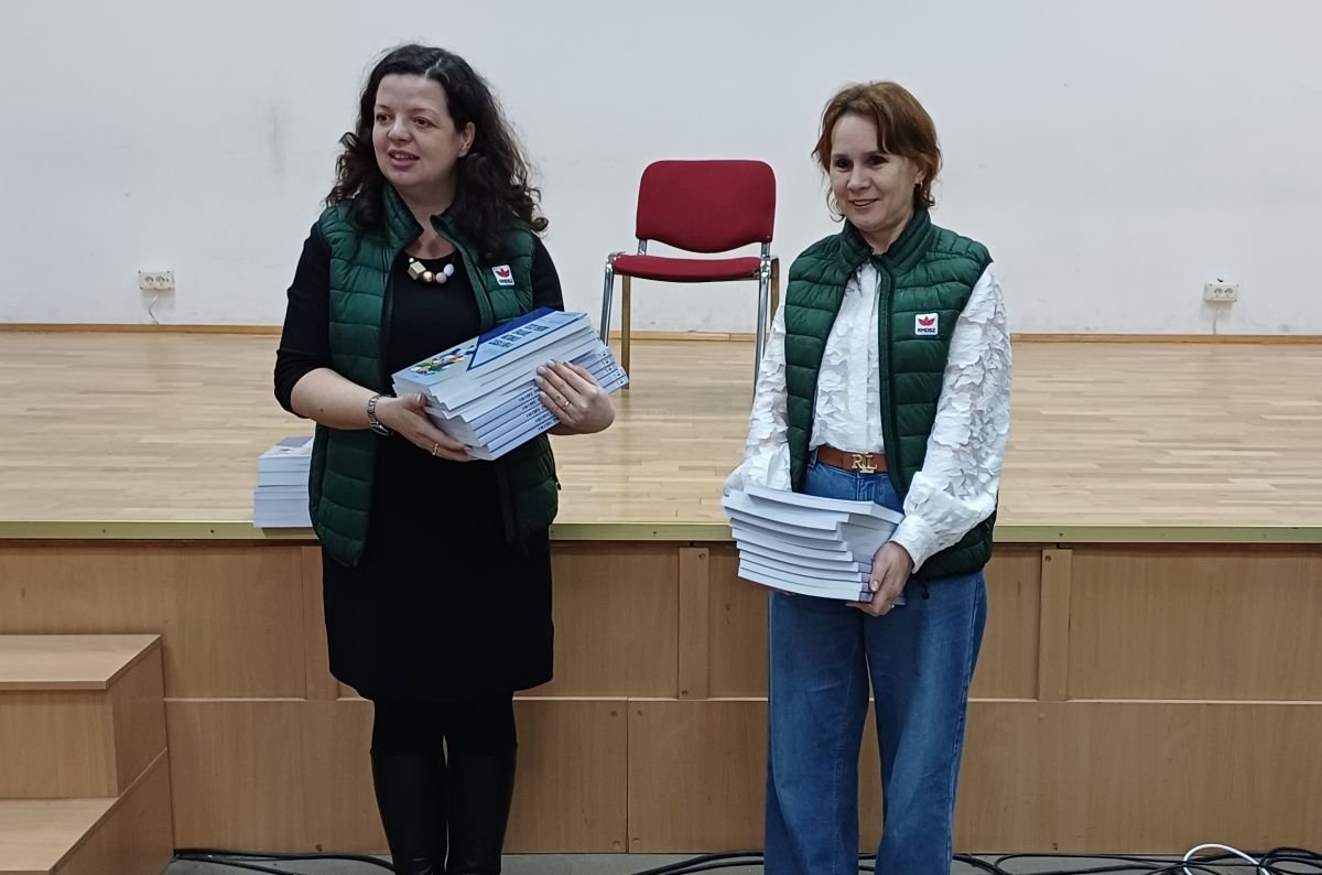 Mihályfalvi Katalin (jobbról), az RMDSZ oktatási alelnöke a Communitas Alapítvány gondozásában megjelent román nyelvű tesztkönyvek átadásán idén februárban az aradi Csiky Gergely Főgimnáziumban &bullet;  Fotó: Pataky Lehel Zsolt