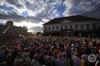 Magyar Péter lemondását követelték a Sándor-palotánál megjelent tüntetők
