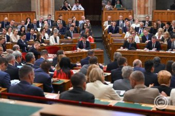 FRISSÍTVE – Megszavazta az Országgyűlés az Alaptörvény módosítását, megszűnik Sulyok Tamás megbízatása