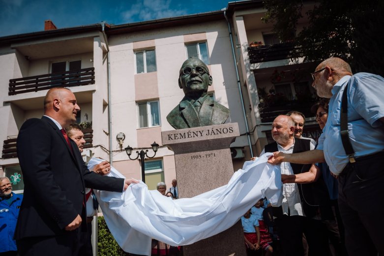 Szoborállítással tisztelegtek báró Kemény János emléke előtt a Helikon 100 jubileumi eseménysorozat keretében