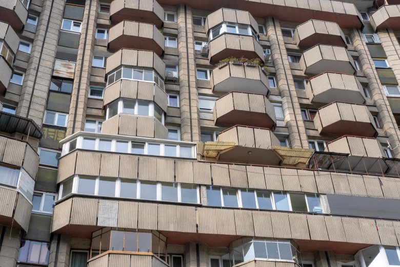 „Mamahotel” és egyéb szempontok: a romániai fiatalok többsége túlzsúfolt lakásban él