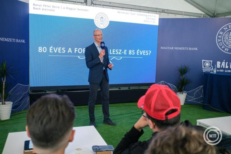 Az eurózónához csatlakozás esély, de önmagában nem garancia a jólét növekedésére