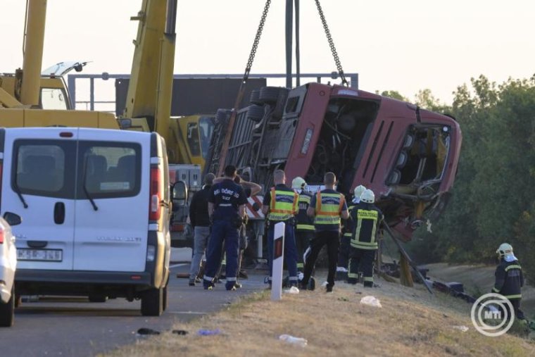 Tizenkét személy meghalt egy magyarországi buszbalesetben