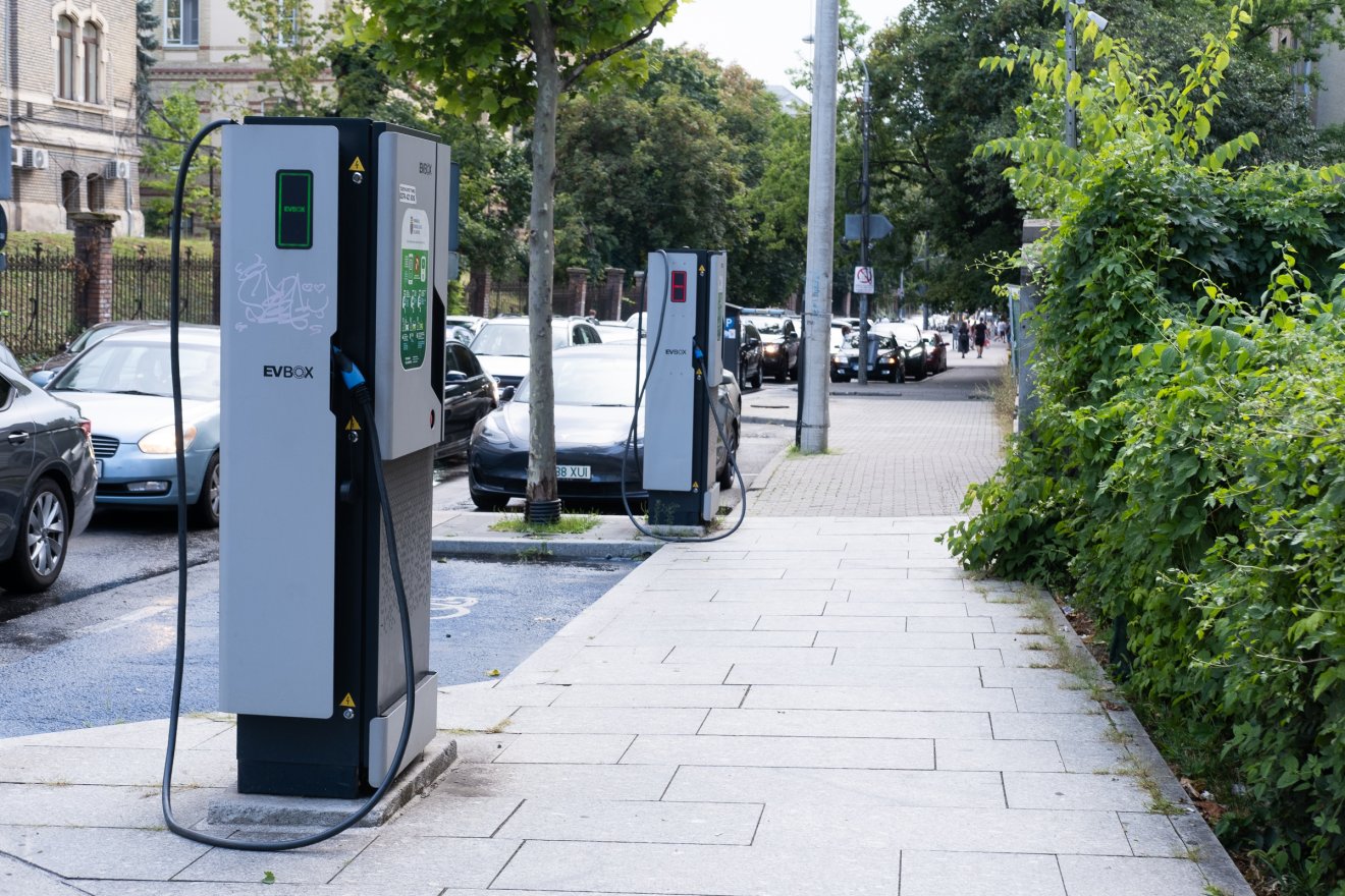 Mennyibe kerül száz kilométer: töltőállomás elektromos autóknak