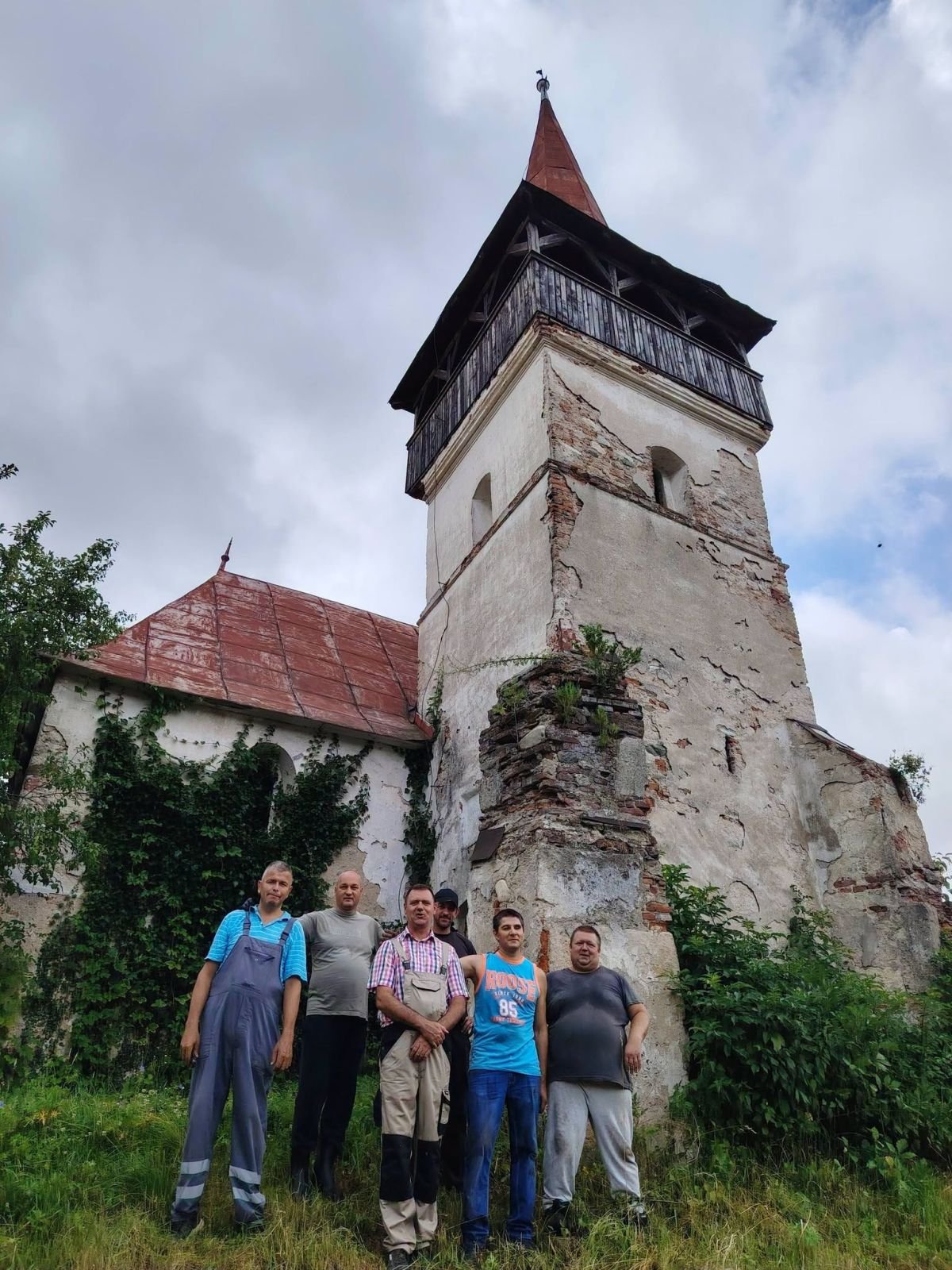 A Férfikör a nagypestényi műemlék templomnál &bullet;  Fotó: Facebook/Feketegyarmati Református Egyházközség