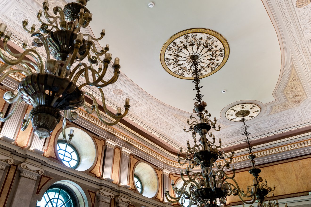A gondos restaurálásnak köszönhetően ismét láthatók a díszterem eredeti mennyezeti díszítései és a több mint egy évszázada készült muránói csillárok &bullet;  Fotó: Orbán Orsolya