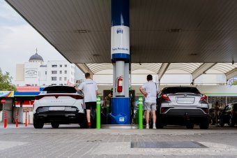 Keményen bírságolják azokat a benzinkutakat, amelyek déli 12 után is emelik áraikat