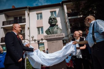 Szoborállítással tisztelegtek báró Kemény János emléke előtt a Helikon 100 jubileumi eseménysorozat keretében