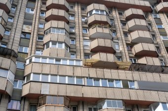 „Mamahotel” és egyéb szempontok: a romániai fiatalok többsége túlzsúfolt lakásban él